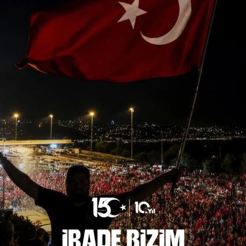 15 Temmuz anma görseli: Türk bayrağı ve kalabalık